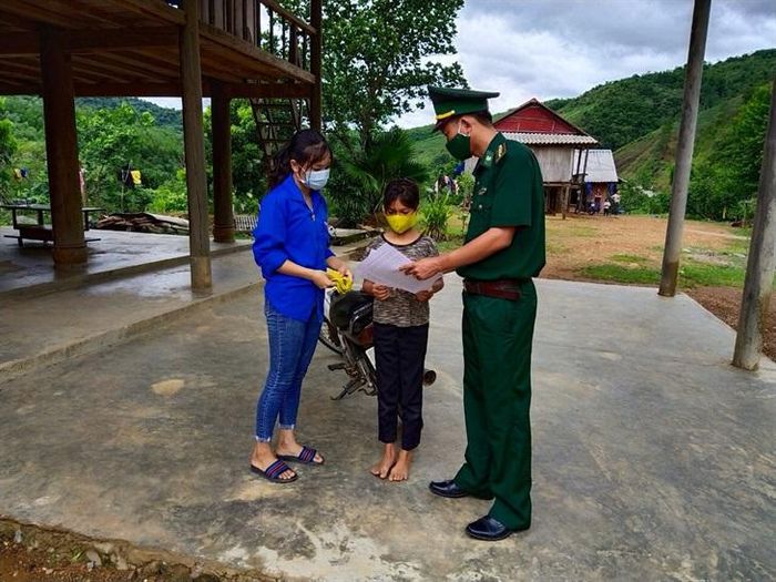 Phối hợp tuyên truyền đến mỗi nhà dân trên địa bàn. Ảnh: Thành Phú