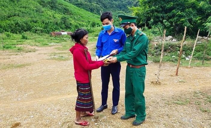 Gặp người dân đang làm rẫy để tuyên truyền. Ảnh: Thành Phú