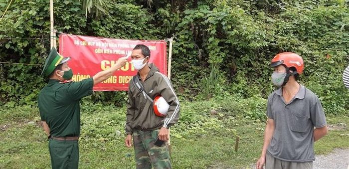 Việc tuyên truyền, thăm khám, đo thân nhiệt cho đồng bào trên biên giới vẫn được BĐBP Quảng Bình tổ chức hàng ngày. Ảnh: Ngọc Hòa