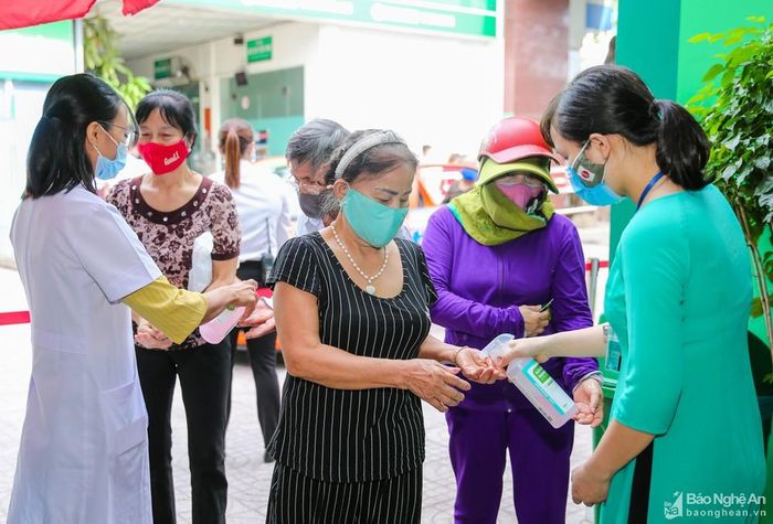 Tại các bệnh viện trên địa bàn thành phố, người bệnh và người nhà bệnh nhân đều tuân thủ các biện pháp phòng, chống dịch mà bệnh viện yêu cầu. Theo chỉ dẫn của bệnh viện, mỗi người dân đến khám bệnh phải đeo khẩu trang, khai báo lịch sử những nơi đã đi và đến trong vòng 14 ngày qua. Những người nào có dấu hiệu ho, sốt và đi về từ vùng có dịch thì được phân luồng đến phòng khám sàng lọc ngay. Ảnh: Đức Anh
