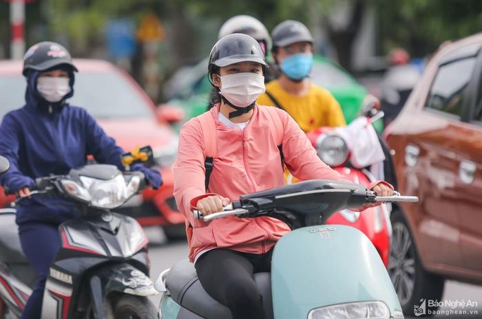Ở TP. Vinh hầu hết người dân đã chủ động trang bị khẩu trang mỗi khi có việc phải ra đường. Ảnh: Đức Anh