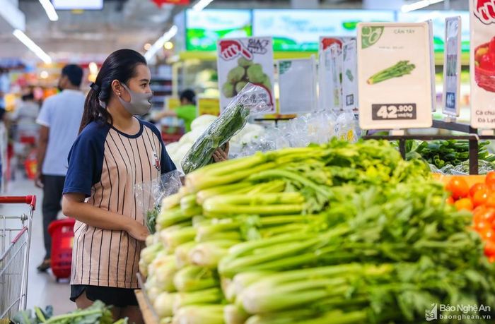 Vào những ngày này thì nhu cầu của người dân đến mua các loại thực phẩm rau quả nhiều hơn, vì họ cho rằng tập thể dục đúng cách và ăn uống đủ chất, tăng cường ăn các loại rau, củ, quả giàu vitamin sẽ nâng cao được sức khỏe, giúp tăng cường sức đề kháng. Ảnh: Đức Anh