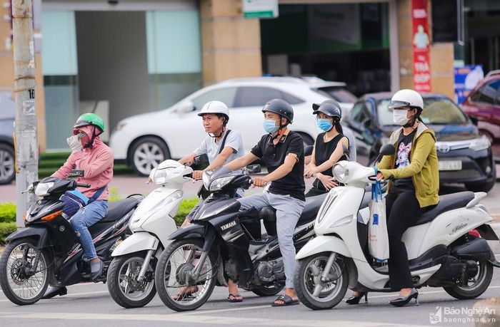 Vào thời điểm này, người dân cần nâng cao ý thức thực hiện nghiêm các khuyến cáo của Bộ Y tế trong phòng, chống dịch như, ra đường phải đeo khẩu trang, thường xuyên rửa tay, không tập trung đông người. Ảnh: Đức Anh