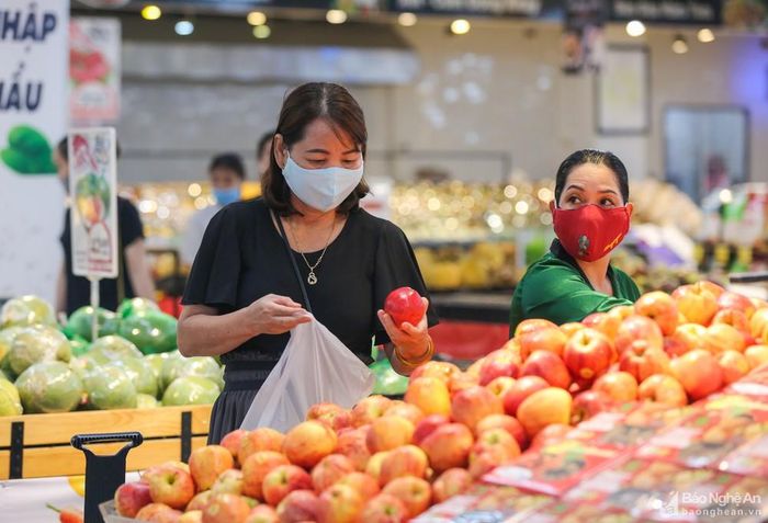 Chị Đặng Thị Hoa sống tại chung cư Huy Hùng, phường Hà Huy Tập, TP. Vinh cho biết: Khi chưa có dịch thì tôi thường đi chợ 1 ngày 1 lần, nhưng khi dịch quay lại thì tôi đi chợ ít hơn, 3 ngày mới đi 1 lần, tuy nhiên cũng không tích trữ nhiều bởi theo khuyến cáo, Nhà nước sẽ đảm bảo đủ lương thực người dân không cần tích trữ lương thực trong mùa dịch. Ảnh: Đức Anh