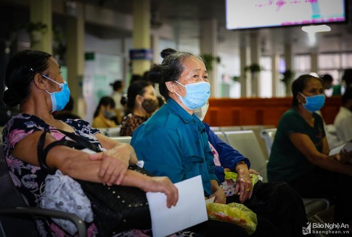 Bà Lê Thị Vinh sống tại phường Vinh Tân, TP Vinh cho biết: Tôi đã già và còn mắc bệnh cao huyết áp, vì thế mấy ngày gần đây dịch quay trở lại tôi cảm thấy hơi lo lắng khi đến những nơi đông người, tôi mong muốn bệnh viện phát cho tôi thuốc đủ uống trong 2 tháng thay vì 1 tháng như trước, để tôi đỡ tiếp xúc với nhiều người nơi công cộng. Ảnh: Đức Anh