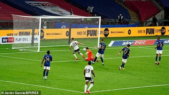 Joe Bryan ghi bàn nâng tỷ số lên 2-0, quyết định số phận trận đấu.
