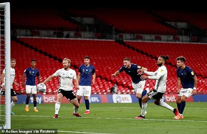Henrik Dalsgaard ghi bàn danh dự cho Brentford.
