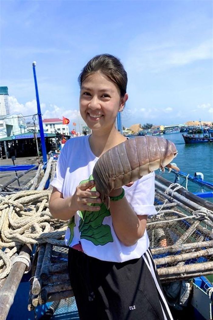 Hành trình của Kim Thư sẽ được chị chia sẻ trên trang YouTube cá nhân. Suốt giai đoạn này, chị quản lý nhà hàng từ xa, lúc giải lao vẫn tranh thủ tư vấn cho khách, chốt đơn và hướng dẫn nhân viên vận hành cơ sở kinh doanh trong những ngày chị vắng mặt.