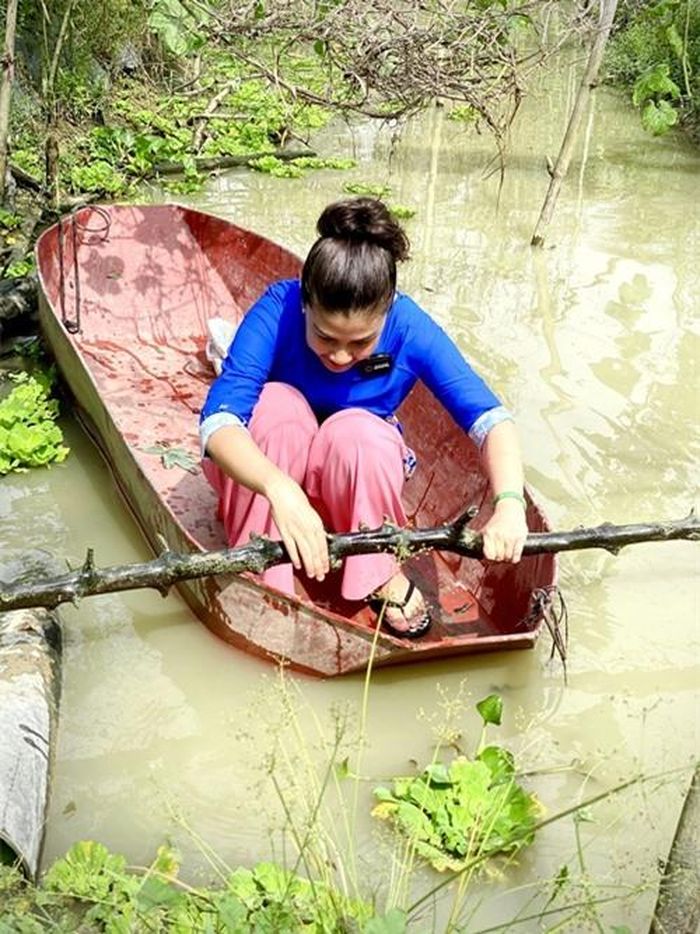 Ghi hình trên rừng, trên sông, ven biển là lúc bà chủ nhà hàng hải sản đối mặt nguy hiểm. Chị miêu tả 'mỗi bước đi phải vận dụng 5 giác quan để nghe ngóng những động tĩnh xung quanh'. Lúc trước đi đóng phim luôn có người dọn đường còn hiện tại chị và bạn quay phim tự mò mẫm. 'Sợ muốn chết nhưng vẫn nhắm mắt đi tới, chỗ nào đáng nghi thì quay lẹ lẹ vì sợ bị rắn cắn', chị bảo. May mắn, hành trình của chị chưa lần nào xảy ra tai nạn.
