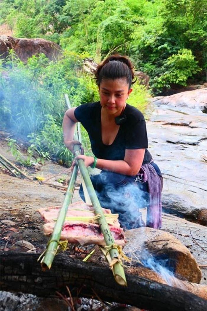 Đầu năm 2019, nữ diễn viên khai trương nhà hàng hải sản sau nhiều năm tích lũy vốn từ công việc bán xôi và cơm suất. Chỉ ba tháng sau, Covid-19 khiến những dự định của chị vụt tắt: cơ sở ở quận 3 rộng 1.300 m2 phải đóng cửa còn cơ sở tại quận 7 quy mô nhỏ hơn chuyển hình thức bán online để cầm cự. Có lúc, Kim Thư tưởng như không gắng gượng được nhưng những biến cố trong quá khứ rèn cho chị nghị lực để điềm nhiên đối mặt thử thách. Khi vượt qua được lần hoạn nạn đó, chị dồn sức thực hiện ước mơ kế tiếp là được trở thành một người truyền cảm hứng về nét đẹp ẩm thực. 'Người ta ăn cơm mỗi ngày bằng gạo organic nhưng không biết quy trình trồng ra nó. Hay ai cũng nghĩ người đánh bắt tôm hùm kiếm nhiều tiền nhưng thực ra vẫn thua anh bắt sò, bắt ốc...', chị nói. Thế là Kim Thư lên đường chỉ để tìm tòi và chuyển tải những điều đơn giản nhưng thú vị đó.