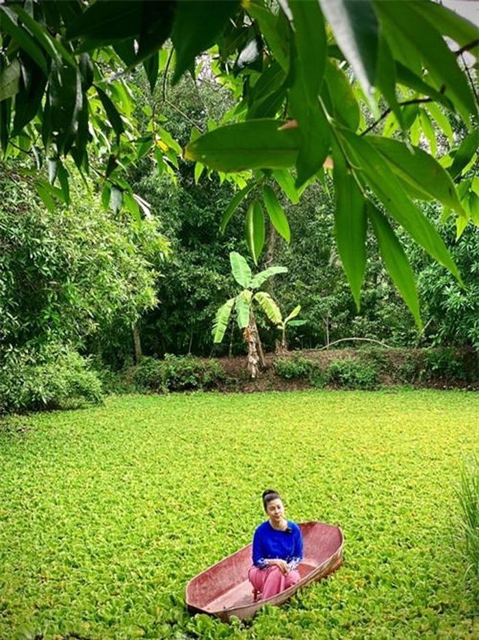 Là nghệ sĩ, Kim Thư khó tính trong sản phẩm đầu tay của mình. Chị từng hủy 2-3 video vì góc quay không đạt, nội dung chưa hấp dẫn dù chi phí đầu tư không nhỏ. 'Tôi yêu cầu cao ở bản thân. Có lúc biết đứng ra mỏm đá, khe suối là liều lĩnh nhưng vẫn cố vì muốn đẹp. Tôi muốn gửi gắm những điều sâu sắc, ấn tượng trong mỗi clip chứ không muốn pha trò để khán giả cười rồi mọi thứ lặng lẽ trôi tuột. Nếu dư dả hơn, tôi sẽ đầu tư êkíp đông hơn để mọi người hỗ trợ nhau lúc tác nghiệp', chị bày tỏ.