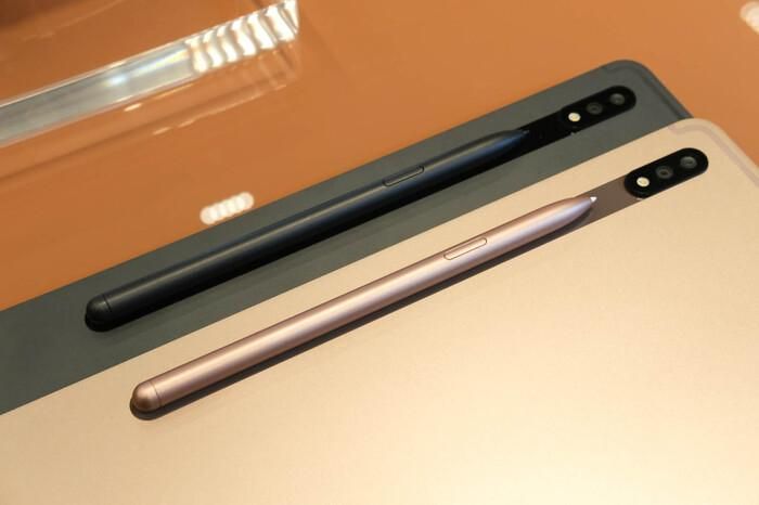 Đây cũng là lần đầu tiên Samsung cho ra mắt tới hai phiên bản kích thước màn hình của dòng Tab S.