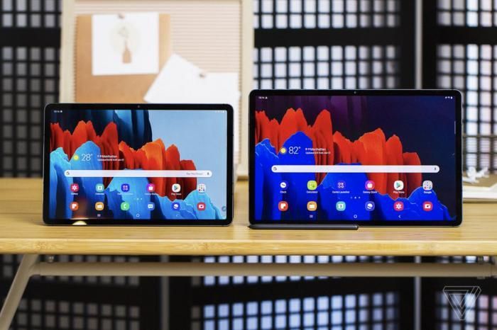 Galaxy Tab S7 trang bị màn hình 11 inch LCD, trong khi Galaxy Tab 7 Plus có màn hình 12.4 inch Super AMOLED. (Ảnh: The Verge)