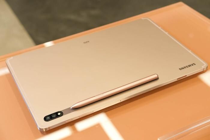 Galaxy Tab S7 và Tab S7+ trang bị con chip Snapdragon 865, RAM 6GB/8GB, ROM 128GB/256GB.