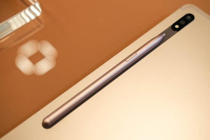 Mặt lưng của Galaxy Tab S7/S7+ gây ấn tượng với cụm camera kép. Dọc theo đó là vị trí đặt bút S Pen.