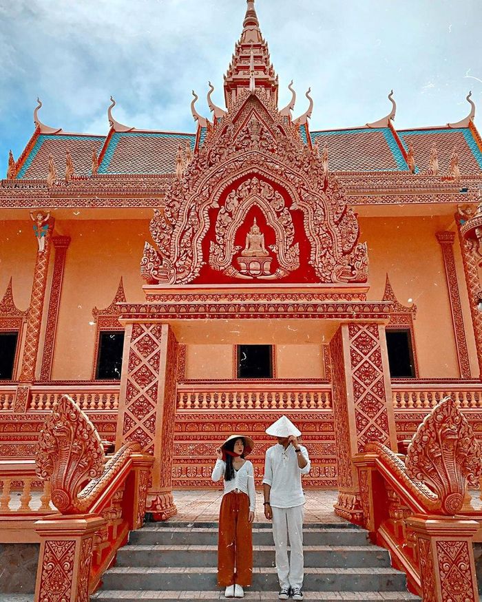 Chùa được thiết kế theo kiến trúc Angkor của Campuchia, sự đặc sắc còn được thể hiện ở mái vòm, tường, cầu thang... Quanh chùa là hàng rào được xây kiên cố, trang trí với nhiều hoa văn ấn tượng. Cổng chùa được đắp nổi và chạm khắc với nhiều hoa văn đậm sắc thái Khmer. Ảnh: Huyentuu, Kin_autt.