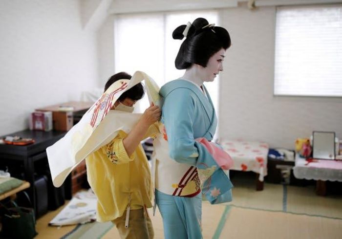 Giúp geisha mặc kimono