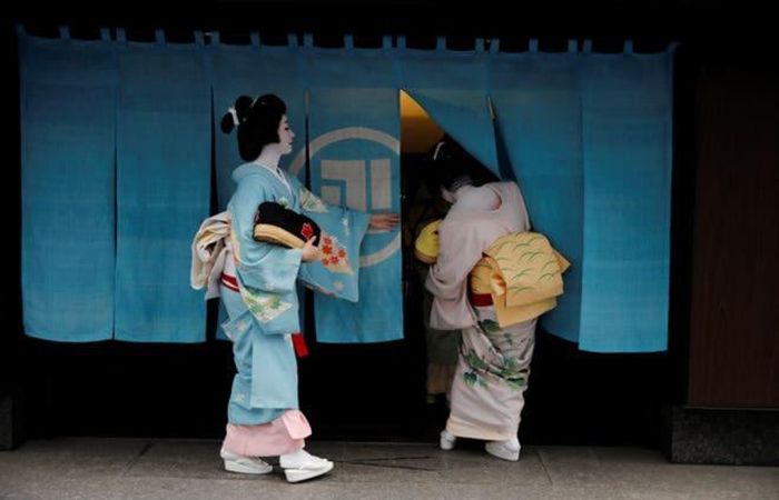 Các geisha bước vào một quán ăn sang trọng nơi các khách hàng đang tổ chức tiệc