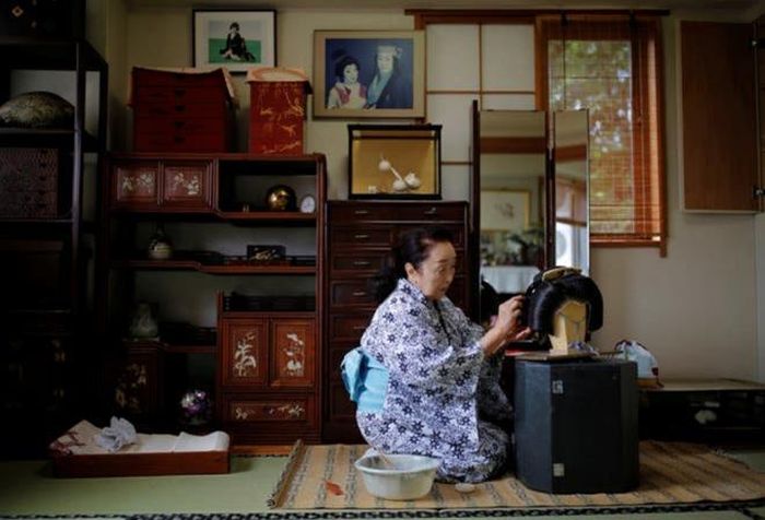 Bà Ikuko đang chải bộ tóc giả của mình khi bà chuẩn bị tham dự một bữa tiệc