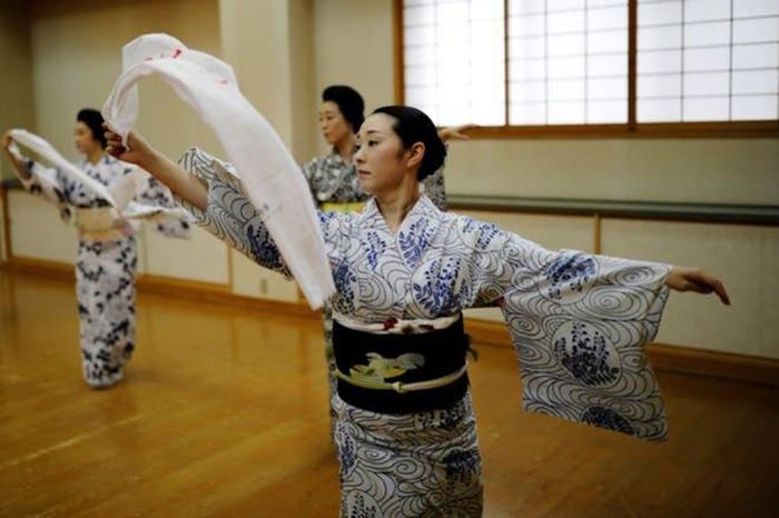 Luyện tập điệu múa dành riêng cho geisha