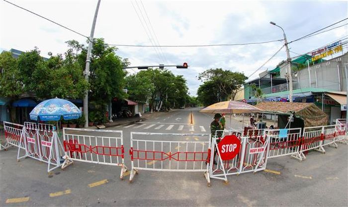 Đường vào thôn Lệ Sơn Nam bị phong tỏa sau khi phát hiện có người nhiễm COVID-19. Ảnh: Trần Lê Lâm - TTXVN
