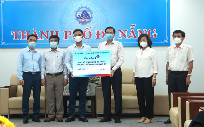 Đại diện Vietinbank trao tiền ủng hộ cho lãnh đạo UBND. TP. Đà Nẵng. Ảnh: VGP/Minh Trang 