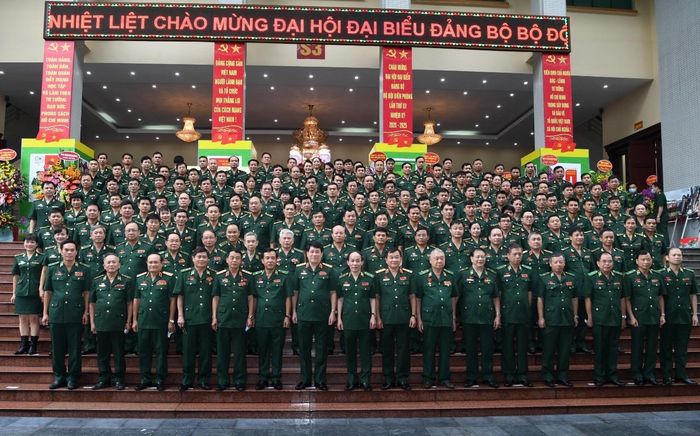 Đại tướng Lương Cường chụp ảnh lưu niệm cùng đại biểu dự đại hội.