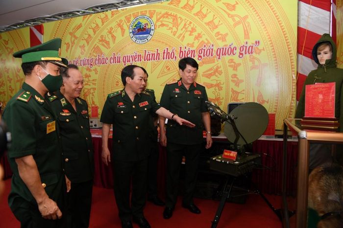 Đại tướng Lương Cường tham quan khu trưng bày chào mừng đại hội.