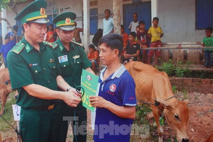 Theo Đại tướng Lương Cường, các phong trào, chương trình, mô hình “BĐBP chung sức xây dựng nông thôn mới”; “Bò giống giúp người nghèo nơi biên giới”; “Thầy giáo quân hàm xanh”; “Nâng bước em đến trường”; “Mái ấm cho người nghèo nơi biên giới, hải đảo”; “Đồng hành cùng phụ nữ biên cương”; “Con nuôi đồn Biên phòng”… đã góp phần tô thắm thêm truyền thống vẻ vang, phẩm chất cao đẹp “Bộ đội Cụ Hồ”. Trong ảnh: BĐBP Quảng Trị trao tặng bò giống cho người nghèo trên địa bàn tỉnh. 