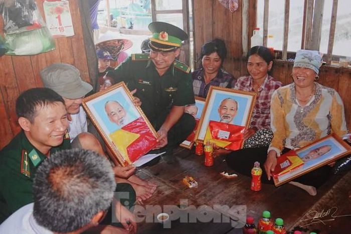 BĐBP Quảng Ninh trao tặng cờ Tổ quốc và ảnh Bác Hồ cho người dân khu vực biên giới