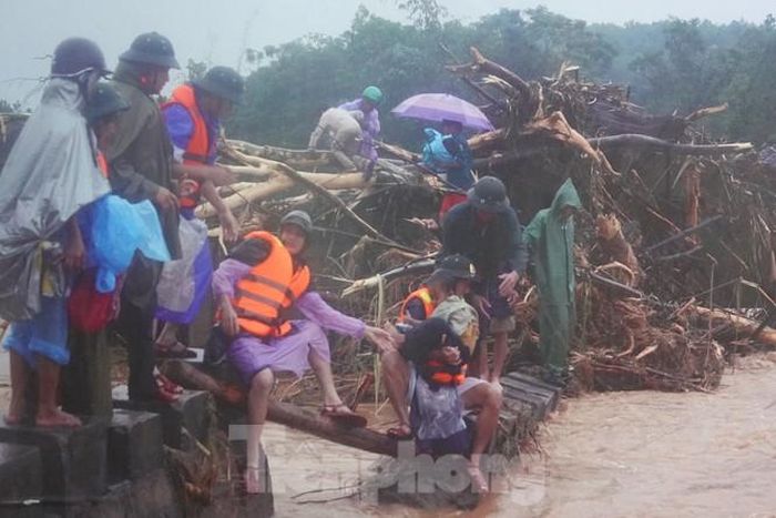 BĐBP Hà Tĩnh cứu dân trong lũ quét