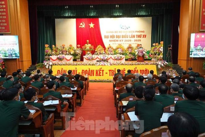Quang cảnh đại hội, sáng 6/8