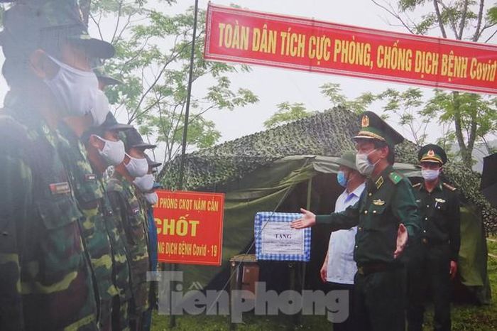 Lãnh đạo Bộ Tư lệnh BĐBP động viên, khen thưởng chốt chống dịch COVID-19 của BĐBP Nghệ An, tháng 4/2020