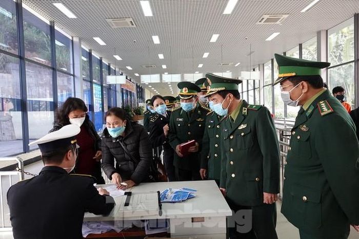 Lãnh đạo Bộ Tư lệnh BĐBP kiểm tra công tác xuất nhập cảnh trên tuyến cửa khẩu Quảng Ninh để phòng chống dịch COVID-19, tháng 1/2020