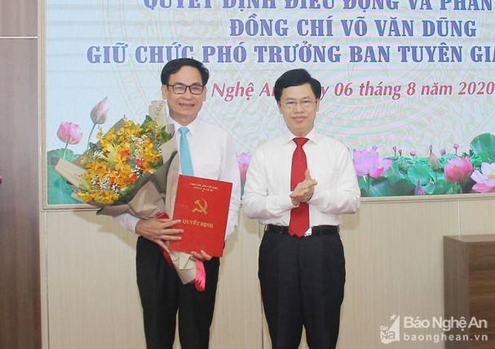 Đồng chí Nguyễn Xuân Sơn - Phó Bí thư Thường trực Tỉnh ủy, Chủ tịch HĐND tỉnh trao Quyết định điều động, phân công đồng chí Võ Văn Dũng giữ chức vụ Phó trưởng Ban Tuyên giáo Tỉnh ủy. Ảnh: Mai Hoa