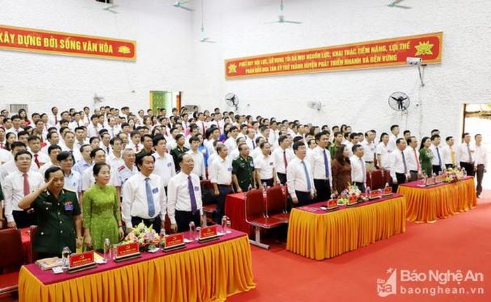 Các đại biểu thực hiện nghi thức chào cờ. Ảnh: Phạm Bằng