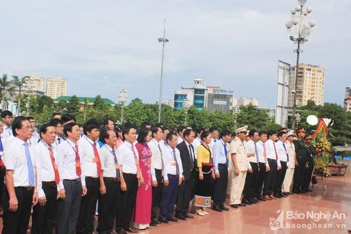 Các đại biểu tưởng niệm Chủ tịch Hồ Chí Minh. Ảnh: Thanh Lê