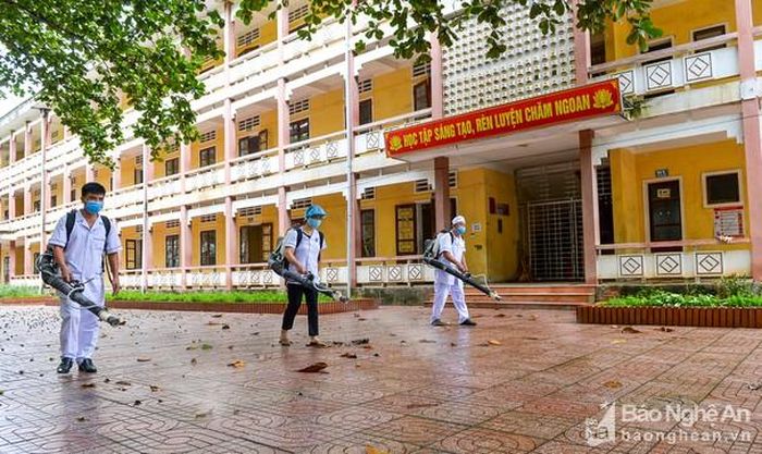 Cán bộ y tế thực hiện phun thuốc khử khuẩn tại Điểm trường THPT Quỳ Châu vào sáng 6/8. Ảnh: Thành Cường