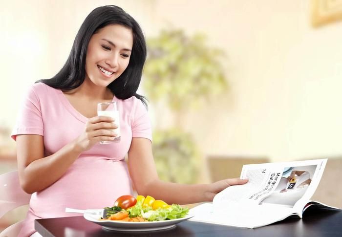 Phụ nữ mang thai cần lưu ý bổ sung vitamin D trong mùa Covid-19 (Ảnh Internet)