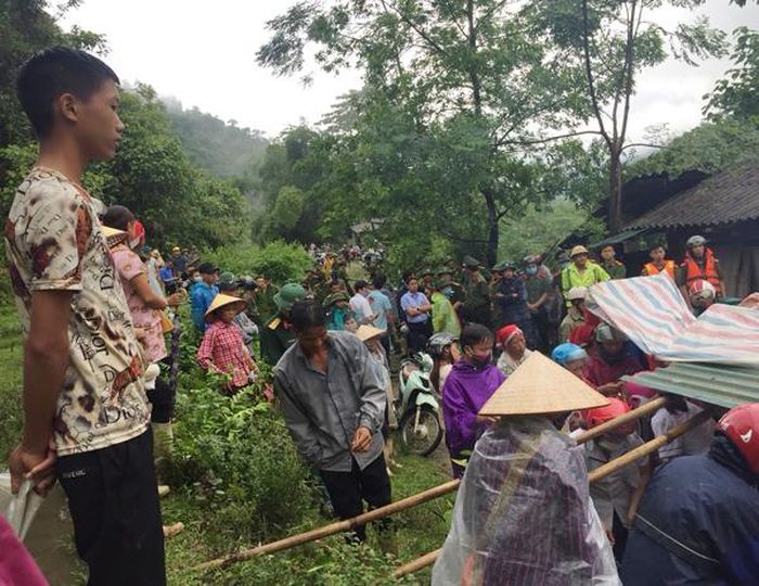 Lực lượng chức năng, chính quyền địa phương và người dân đưa nạn nhân về nhà lo hậu sự.