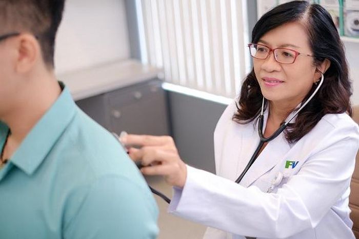 TS.BS Đỗ Thị Tường Oanh đang khám và chẩn đoán cho bệnh nhân để đưa ra phác đồ điều trị hiệu quả tại bệnh viện FV