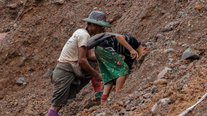  Trẻ em phải theo cha mẹ khai thác ngọc trên khu đất có thể đổ sập lên người bất kỳ lúc nào. Ảnh: BBC. 
