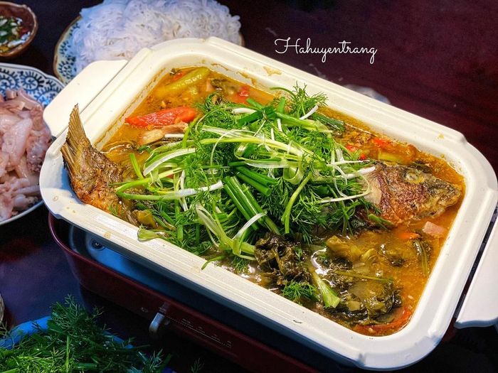 Giữa tiết trời đổ mưa mát mẻ, cả nhà chắc hẳn sẽ không ngớt lời khen dành cho bạn khi thấy nồi cá chép om dưa sôi sùng sục trên bàn ăn. Thay vì phải làm 2-3 món cho bữa cơm gia đình, bạn chỉ dành 2 tiếng để sơ chế và nấu nướng với lựa chọn này. Món cá chép om dưa chua ngon nhất là khi ăn nóng, thường được dùng kèm bún và rau sống hoặc cơm.