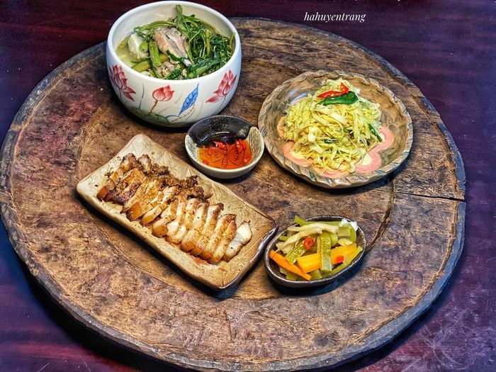 Thịt ba chỉ một nắng nướng, măng trúc xào, canh xương khoai sọ rau rút là những món ăn mang đến hương vị vừa quen, vừa lạ cho bữa cơm gia đình. Trong đó, làm thịt ba chỉ một nắng là trào lưu mới nổi gần đây của những người nội trợ. Thịt sẽ được ướp gia vị trong nhiều giờ rồi đem phơi tới khi khô se mặt và tỏa mùi thơm. Cách chế biến thông dụng và nhanh gọn nhất là nướng bằng nồi chiên không dầu.