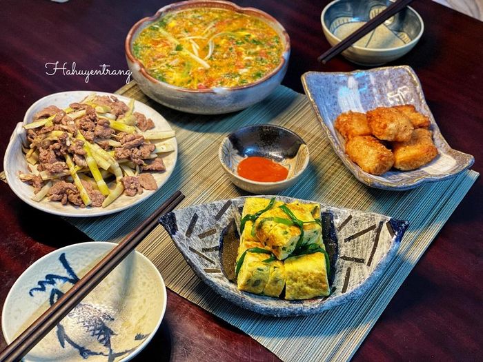 Nếu không có nhiều thời gian để chuẩn bị bữa tối thịnh soạn, bạn nên vào bếp làm những món ăn đơn giản như canh trứng, trứng cuộn, nem tôm. măng trúc xào bò. Với những món nem rán, mẹo nhỏ để bạn hoàn thành nhanh chóng nhất là chuẩn bị trước vào buổi tối và bảo quản trong tủ lạnh. Với những món ăn này, chỉ cần thao tác hơn 1 tiếng, bạn đã có mâm cơm đầy đủ dinh dưỡng cho gia đình.