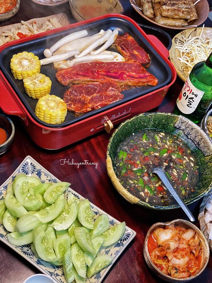 Món nướng là lựa chọn hợp lý cho bữa ăn nhanh gọn nhưng không kém phần thịnh soạn trong bầu không khí ấm cúng và riêng tư tại nhà. Với bữa ăn này, bạn không phải bật bếp, chỉ cần tẩm ướp trước sườn bò, thăn bò, chuẩn bị một ít nem, kim chi ăn kèm và rửa sạch rau sống, nấm, dưa chuột, giá đỗ. Điều quan trọng để món ăn ngon không kém nhà hàng là cách ướp nguyên liệu.
