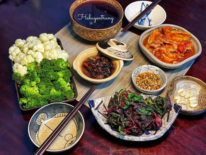 Bữa ăn nhiều rau xanh hàng ngày sẽ rất tốt cho sức khỏe của bạn và gia đình. Với kế hoạch tăng cường rau xanh, chén kho quẹt cùng đĩa rau củ luộc là lựa chọn hấp dẫn để ăn cùng cơm nóng. Bạn có thể luộc súp lơ, rau dền, thêm đĩa thịt đậu phụ sốt cà chua cho bữa ăn đầy đủ dinh dưỡng. Nấu kho quẹt trên nồi đất là cách để món chấm này đạt hương vị thơm ngon nhất.
