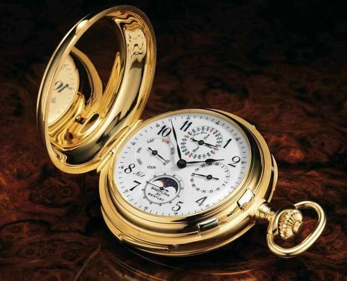 Patek Philippe Super là chiếc đồng hồ bỏ túi được làm bằng vàng 18K, trị giá 11 triệu USD. Đặc biệt, nó còn có chức năng đếm ngược, gồm 900 bộ phận. Ban đầu, món phụ kiện phải mất 5 năm mới hoàn thành được thiết kế cho một chủ ngân hàng người Mỹ. Bạn hiện có thể chiêm ngưỡng nó tại bảo tàng ở Geneva, Thụy Sĩ. Ảnh: Chetor.