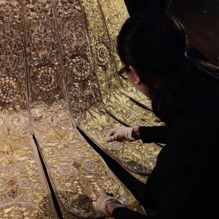 Guo Pei được mệnh danh là "nữ hoàng thời trang cao cấp" tại Trung Quốc. Theo tạp chí Vogue, một show của cô có thể tốn tới 3 triệu USD. Hồi tháng 11/2019, cô công bố thiết kế được làm từ chỉ vàng 24K, dự kiến bán với giá 655.000-920.000 USD. Chiếc váy đặc biệt dành cho cô dâu, dựa trên nghệ thuật thêu và nghệ thuật truyền thống của Trung Quốc. Nhà thiết kế mất 5 năm mới hoàn thành nó vì mọi chi tiết đều được làm thủ công. Ảnh: Isabel Infantes, @acm_sg.