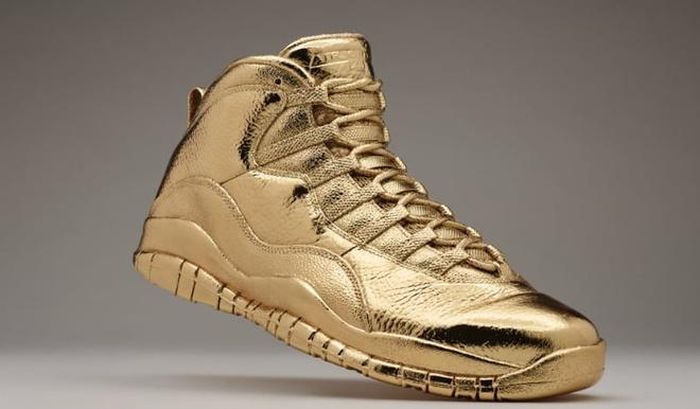 Đôi giày sneakers OVO x Air Jordans được làm bằng vàng 24K, sản xuất tại Mỹ vào năm 2016. Rapper Canada -Drake - là người sở hữu thiết kế có giá 2 triệu USD này. Vì đôi giày nặng hơn 22 kg, anh không thể diện nó như món đồ thời trang. Ảnh: Quality Man Magazine.